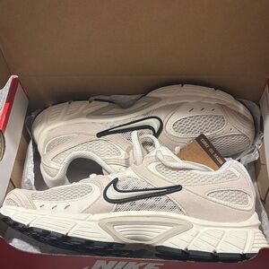 WOMEN'S NIKE V5 RNR SUEDE RUNNING SHOES